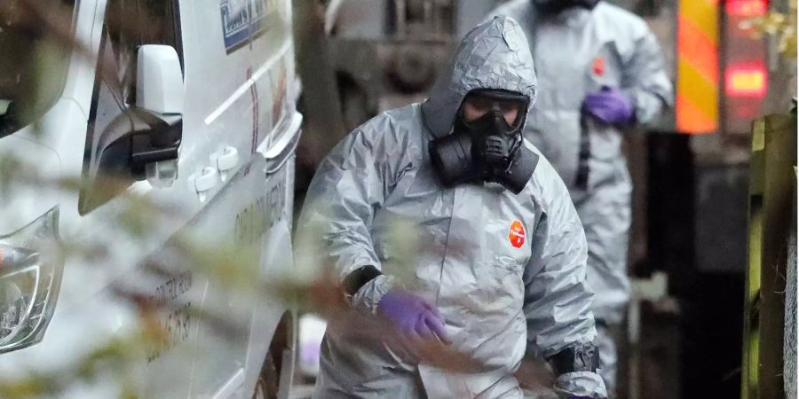 Die Ermittler untersuchen ein Gebäude im Fall des vergifteten Skripal.