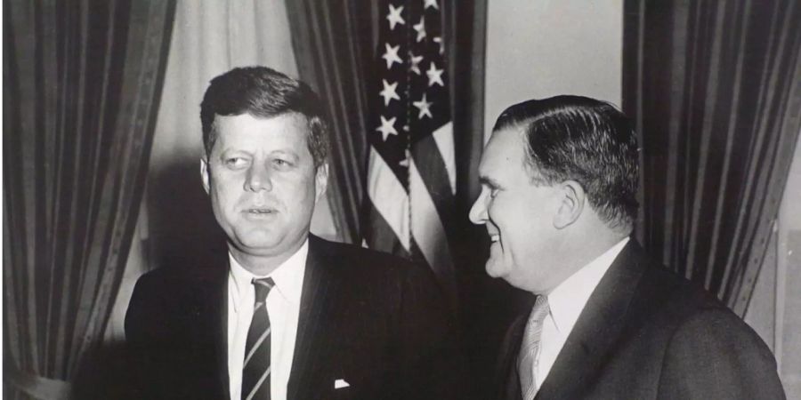 Der Namensgeber des neuen Teleskops: Der verstorbene, ehemalige zweite Administrator der Nasa James E. Webb (r.), hier mit dem ermordeten US-Präsidenten John F. Kennedy.