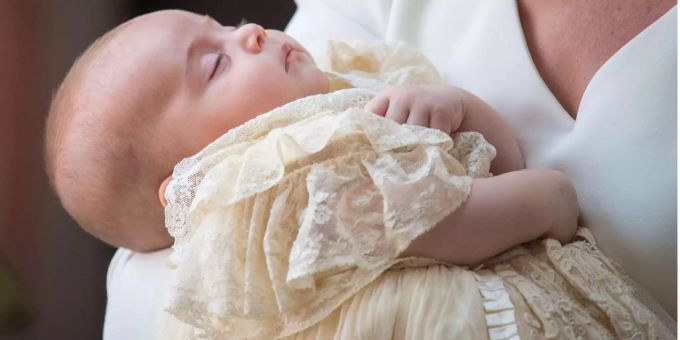 Auch an Prinz Louis' Taufe hielten sich die Eltern an die Tradition, ein Stück ihrer Hochzeitstorte aufzutischen. Auch an Prinz Louis' Taufe hielten sich die Eltern an die Tradition, ein Stück ihrer Hochzeitstorte aufzutischen.
