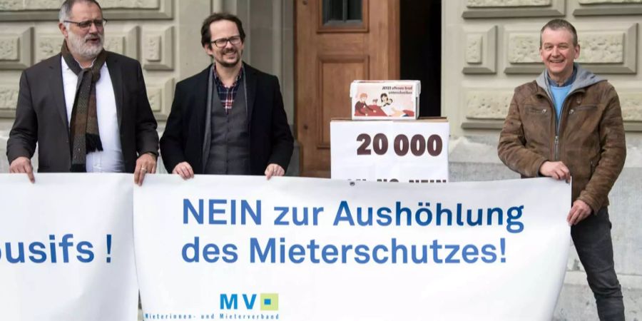 Carlo Sommaruga, Präsident, und Balthasar Glättli, Vizepräsident und Pierre Zwahlen, vom Schweizerischen Mieterinnen- und Mieterverband, SMV, reichen eine Petition zu missbräuchlichen Mieten ein, am Donnerstag, 15. März 2018, in Bern.