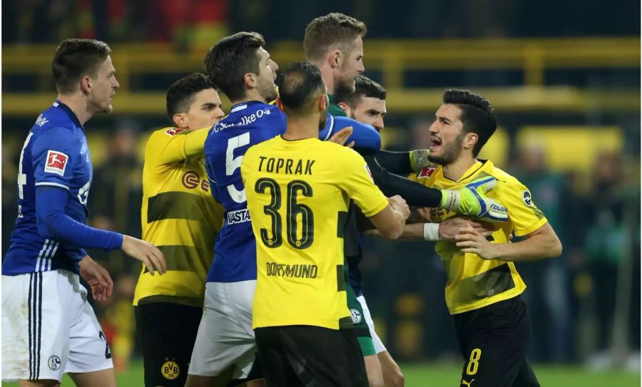 Ach Dortmund: Einen 4:0-Vorsprung in einem Derby zu verspielen, braucht eigentlich keine weitere Worte. Dass Aubameyang mit seiner unnötigen roten Karte dem BVB einen Bärendienst erwiesen hat, kann man doch noch anfügen.