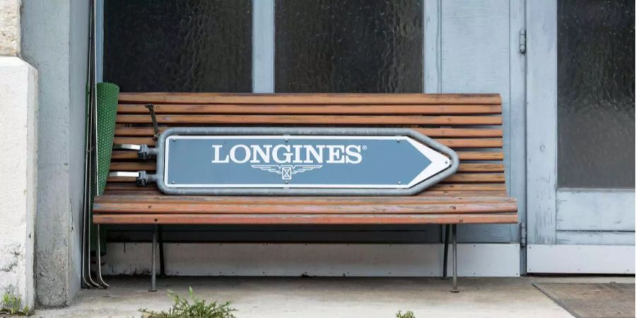 Die Sanduhr mit Flügeln wurde auf alle Uhren eingraviert, die die Manufaktur Longines seit jeher produziert hat. Die Uhren benannte der Firmengründer nach dem Weiler unterhalb der Fabrik – «lange Wiesen». Oder eben: Longines.