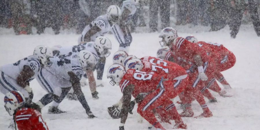 Die Buffalo Bills gewinnen eine komplett irre Partei gegen die Indianapolis Colts. Die Teams spielen im Sturm, auf dem Spielfeld liegt ein halber Meter Schnee, an Passspiel ist kaum zu denken. Am Ende ist es Running Back LeSean McCoy, der in der Overtime den Sieg sichert und Playoff-Hoffnungen am Leben hält.