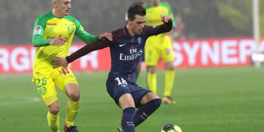 Paris Saint Germain's Giovani Lo Celso (R) deckt vor Valentin Rongier den Ball ab.