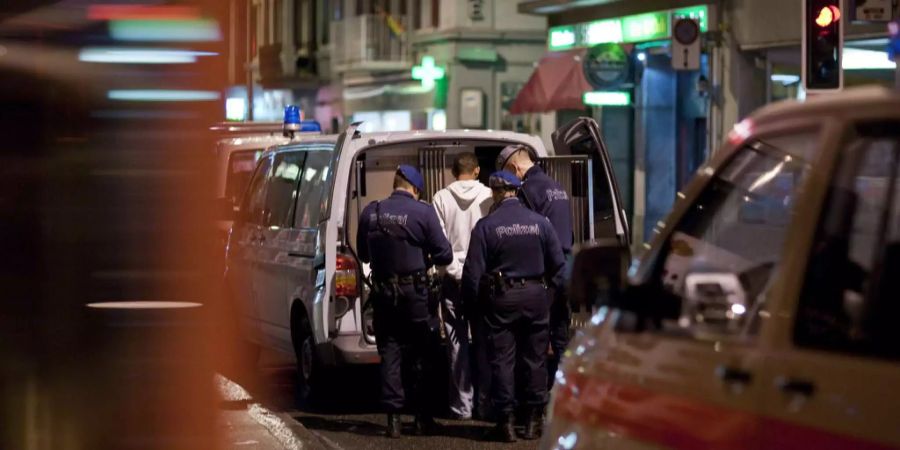 Polizisten nehmen einen Mann in der Langstrasse in Zürich in Gewahrsam.