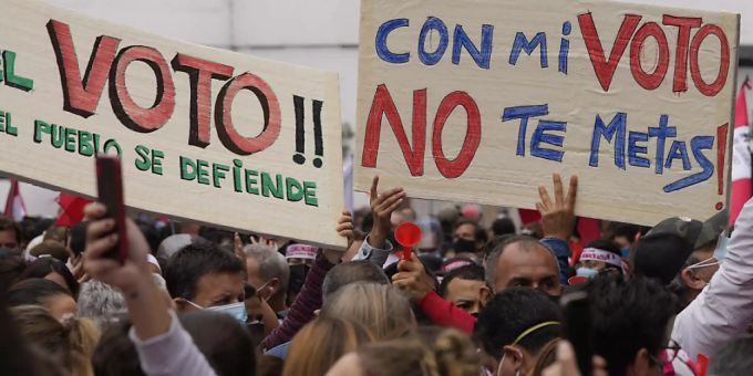 Unterstützer der Präsidentschaftskandidatin Fujimori protestieren gegen angeblichen Wahlbetrug vor der Stelle der Stimmauszählung. Peru Wahlen