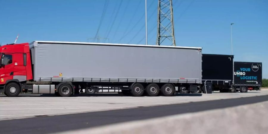 Lkw parken auf einer Rastplatzanlage an der Autobahn. Foto: Marius Becker/dpa