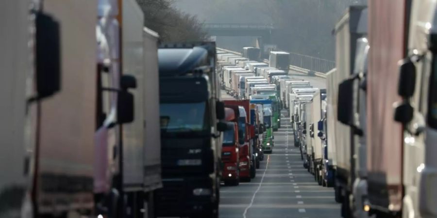 Lkw-Stau auf der Autobahn