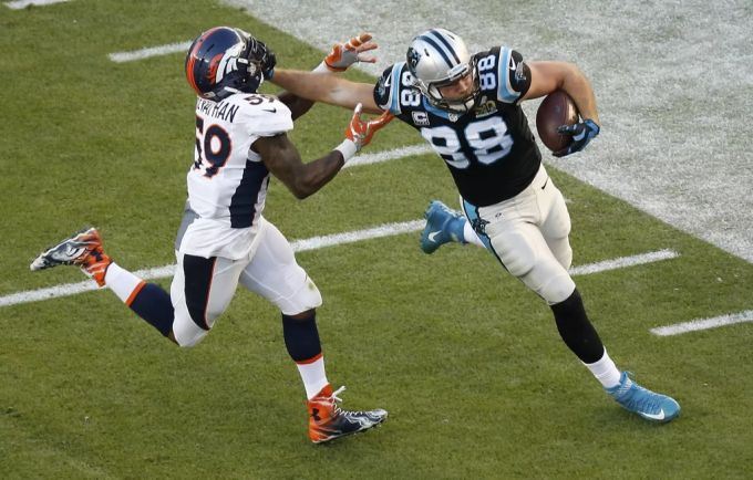Greg Olsen (r.) spielte jahrelang für die Carolina Panthers als Passfänger in der NFL. NFL