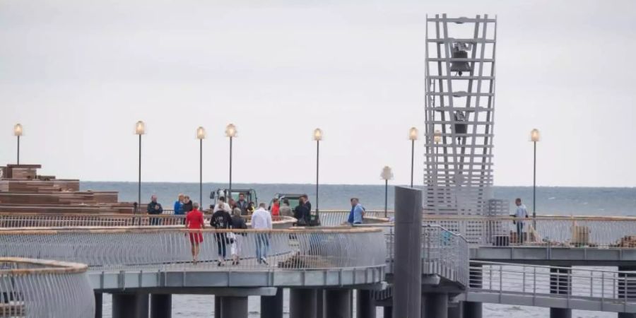 Blick auf den Glockenturm der neuen Seebrücke im Ostseebad Koserow auf der Insel Usedom. Foto: Stefan Sauer/dpa