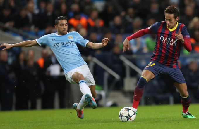 Gaël Clichy (links) will Barcelona-Star Neymar den Ball abnehmen. (Archivbild) Gaël Clichy