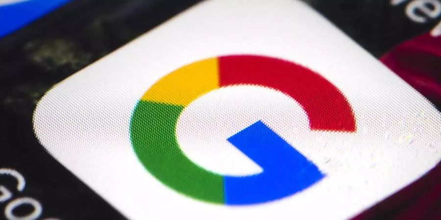 Das Google-Logo auf einem Smartphone. Foto: Matt Rourke/dpa