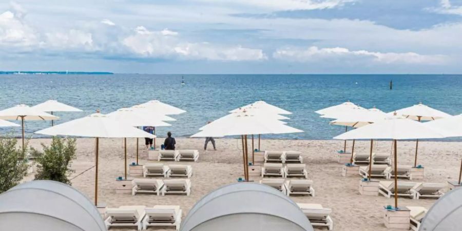 Strandliegen und Sonnenschirme stehen in Timmendorfer Strand für Badegäste bereit. Foto: Markus Scholz/dpa