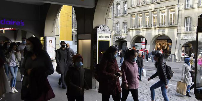 Die Maskenpflicht im Freien wie unter der Laube in der Stadt Bern könnte fallen. Die Maskenpflicht im Freien wie unter der Laube in der Stadt Bern könnte fallen.