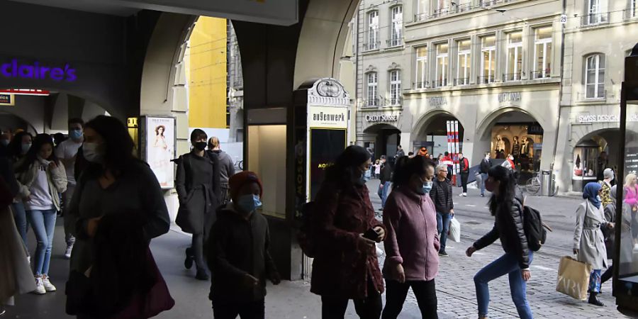 Die Maskenpflicht im Freien wie unter der Laube in der Stadt Bern könnte fallen.