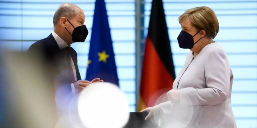 Kanzlerin Angela Merkel und Finanzminister Olaf Scholz im Kanzleramt. Die Fraktionen der Koalition haben sich auf Eckpunkte zur Energie- und Klimapolitik geeinigt. Foto: Markus Schreiber/AP POOL/AP
