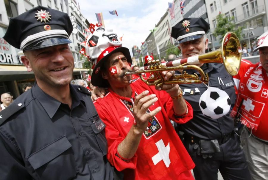 ... und wird auch ausserhalb der Schweiz häufig erkannt, wie hier von zwei Polizisten in Hannover 2006.