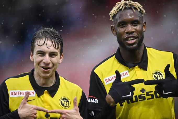 Gianluca Gaudino (links) freut sich mit Jordan Siebatcheu über einen Treffer. Gianluca Gaudino