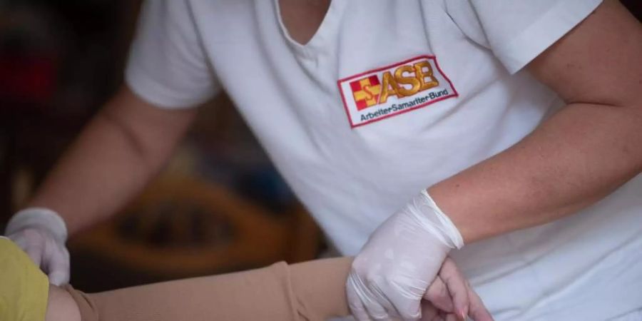 Nach langem Streit hat die grosse Koalition noch eine Pflegereform mit einer besseren Bezahlung von Pflegekräften auf den Weg gebracht. Foto: Sebastian Gollnow/dpa