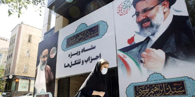 Ein Wahlkampf-Poster in Teheran am 31. Mai 2021. Iranian presidential election campaign
