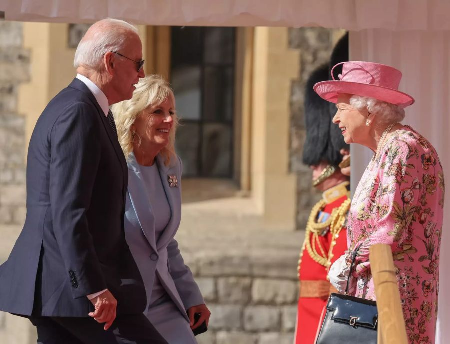 US-Präsident Joe Biden zog seine Ray-Ban-Sonnenbrille bei der Begrüssung von Queen Elizabeth vorerst nicht aus.