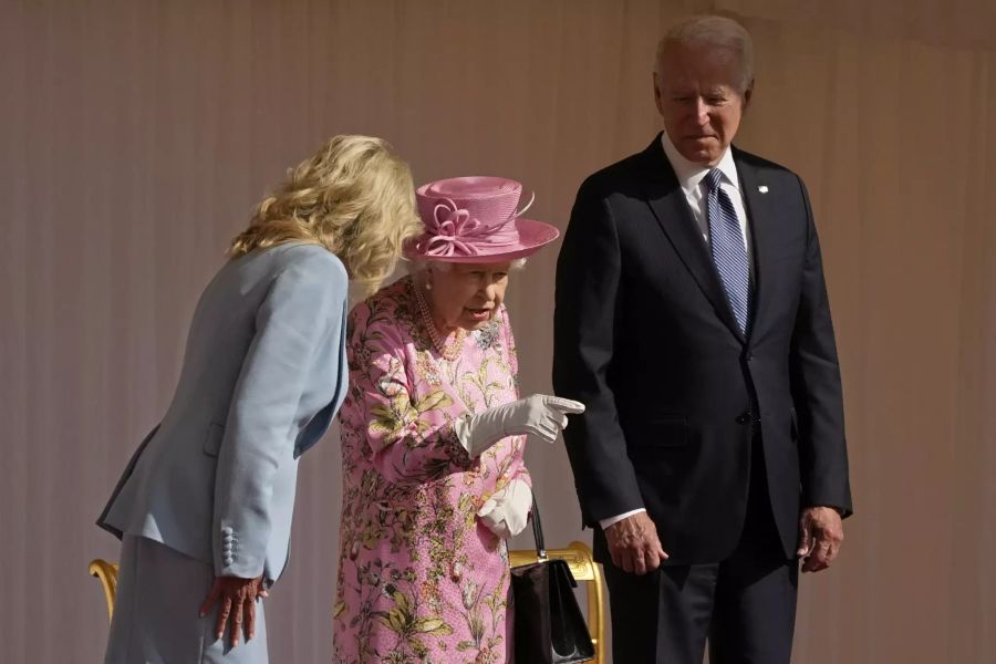 First Lady Jill Biden unterhält sich mit der Monarchin.