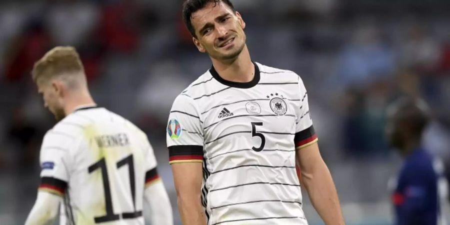 Untröstlich: Mats Hummels traf gegen Frankreich ins eigene Tor. Foto: Matthias Hangst/Getty Pool/AP/dpa