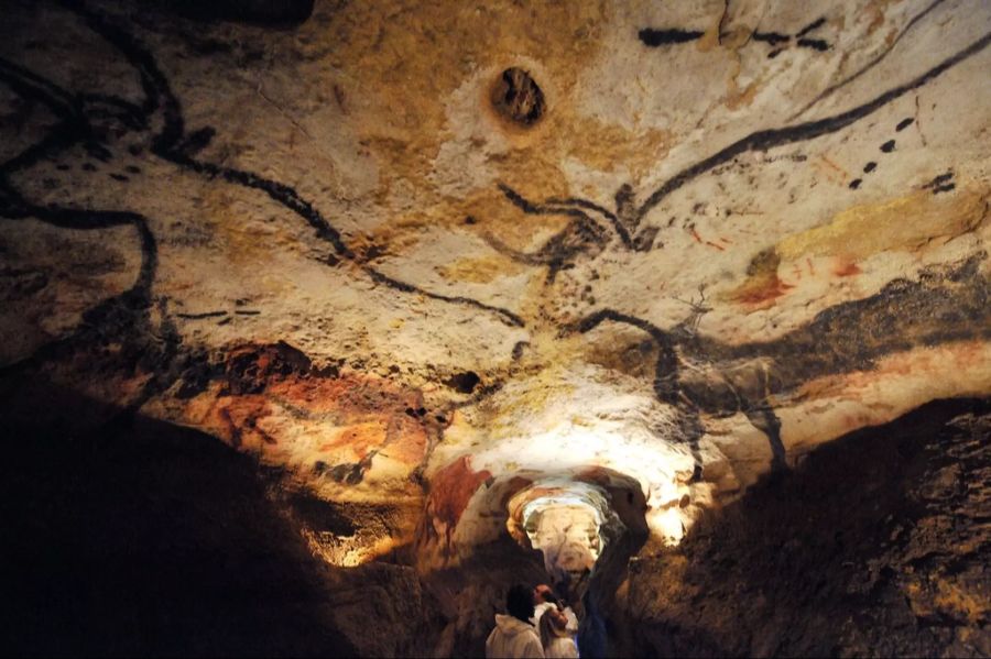 Die Malereien in der Höhle von Lascaux sind mindestens 15'000 Jahre alt und bezeugen, dass Höhlen für Menschen weit mehr waren als Schutzräume.