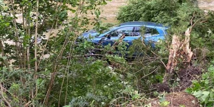 Autofahrerin landet in der Sihl. Sihl