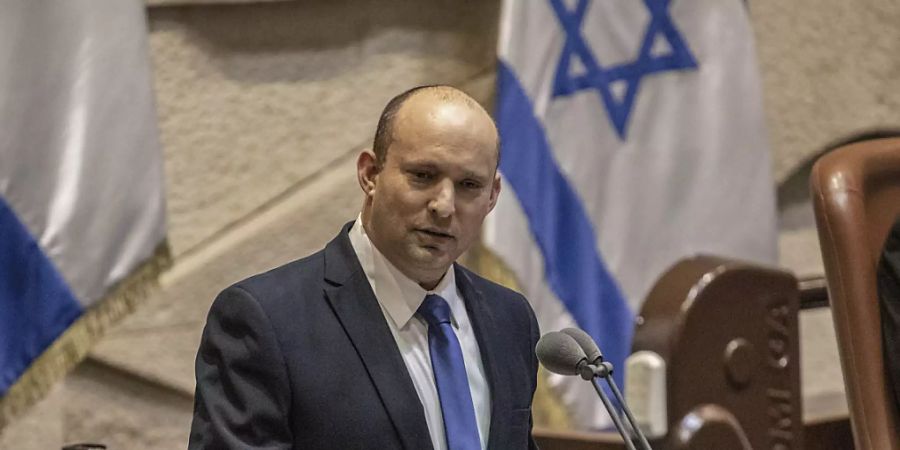 Naftali Bennett, Vorsitzender der israelischen ultrarechten Partei Yamina und designierter Premierminister, spricht während einer Sitzung im israelischen Parlament, um über die nächste Regierung des Landes abzustimmen. Foto: Ilia Yefimovich/dpa