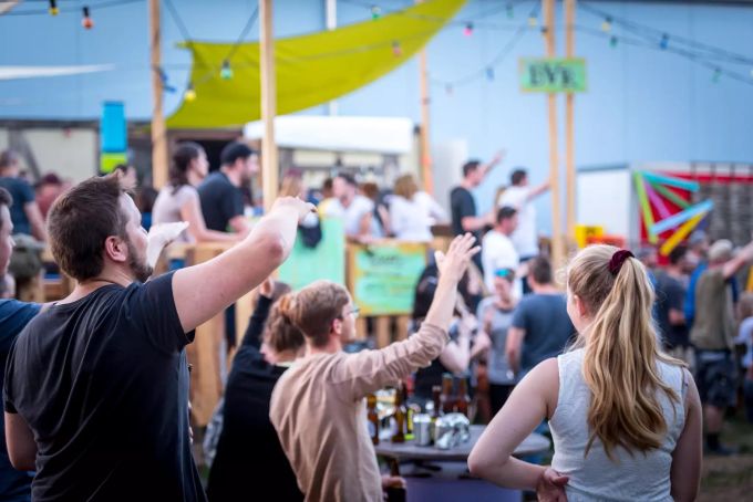 Gute Stimmung bei einem Konzert in der Überseh-Bar in Villmergen. Überseh-Bar Villmergen