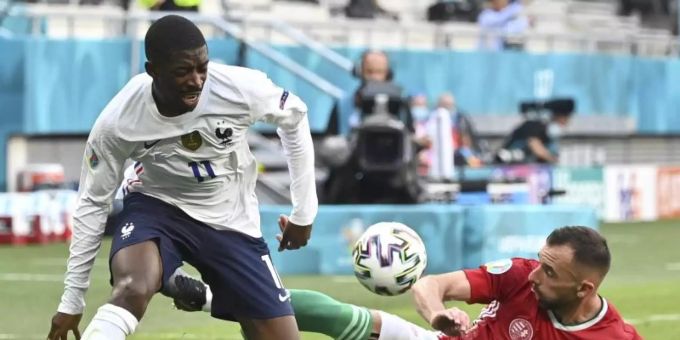 Die Knie-Verletzung hatte sich Ousmane Dembélé (l) im zweiten EM-Gruppenspiel der Franzosen gegen Ungarn zugezogen. Foto: Tibor Illyes/EPA Pool/AP/dpa Die Knie-Verletzung hatte sich Ousmane Dembélé (l) im zweiten EM-Gruppenspiel der Franzosen gegen Ungarn zugezogen. Foto: Tibor Illyes/EPA Pool/AP/dpa