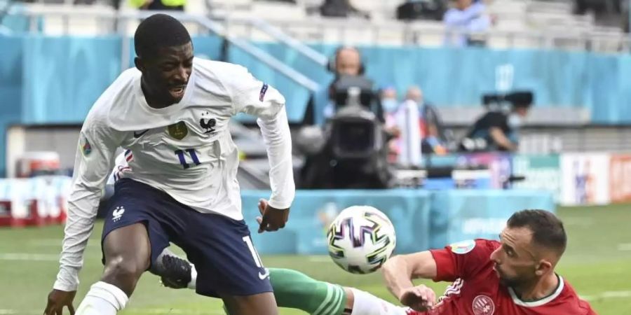 Die Knie-Verletzung hatte sich Ousmane Dembélé (l) im zweiten EM-Gruppenspiel der Franzosen gegen Ungarn zugezogen. Foto: Tibor Illyes/EPA Pool/AP/dpa