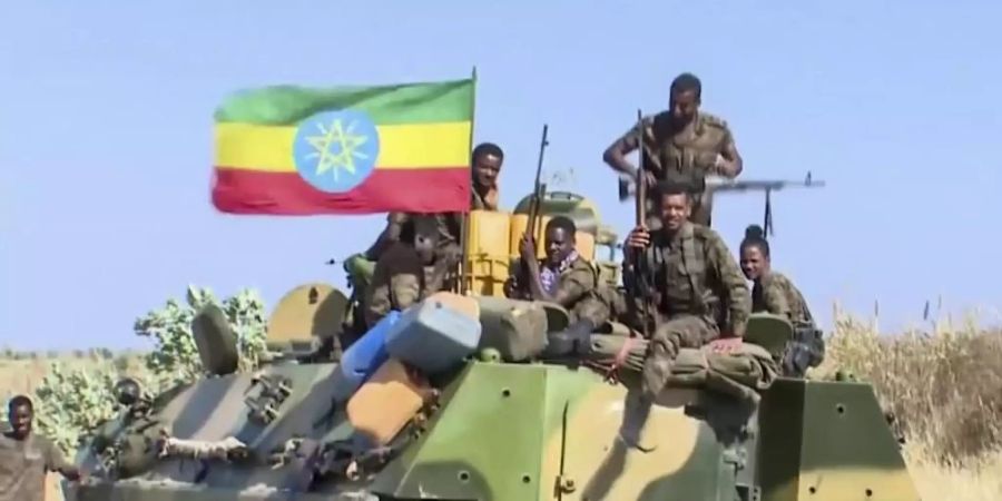 Mitglieder des äthiopischen Militärs auf einem gepanzerten Mannschaftstransporter. Foto: Ethiopian News Agency/dpa/Archiv