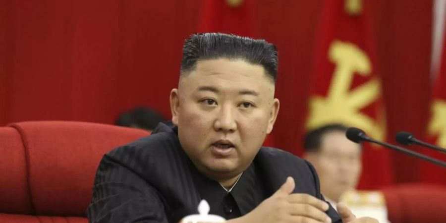 Der nordkoreanische Machthaber Kim Jong Un soll seiner Regierung befohlen haben, auf eine Konfrontation mit der Biden-Administration vorbereitet zu sein. Foto: KCNA/KNS via AP/dpa