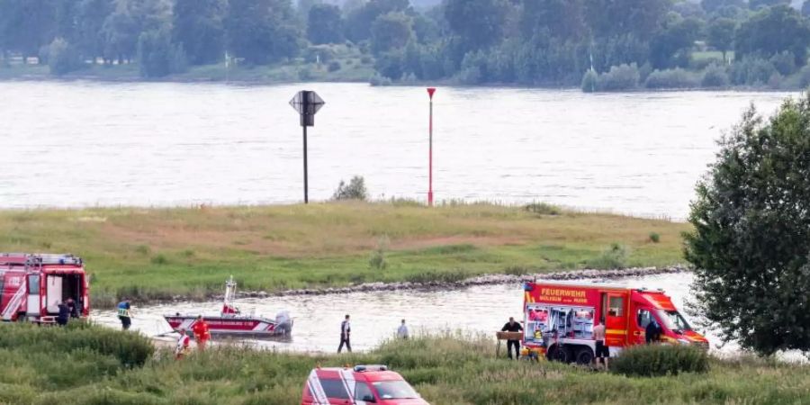 Einsatzkräfte suchen nach den vermissten Mädchen. Foto: Marcel Kusch/dpa