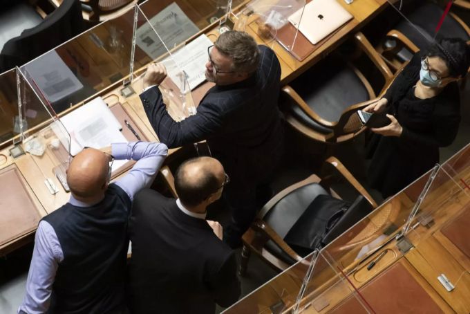 Thomas Rechsteiner (Mitte/AI) verabschiedet sich von seinem Parteikollegen Fabio Regazzi (Mitte/TI) am letzten Tag der Wintersession 2020. Nationalrat Coronavirus