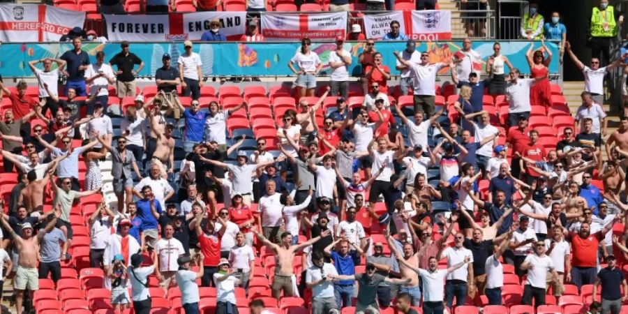 Englische Fussbballfans im Londoner Wembley-Stadion