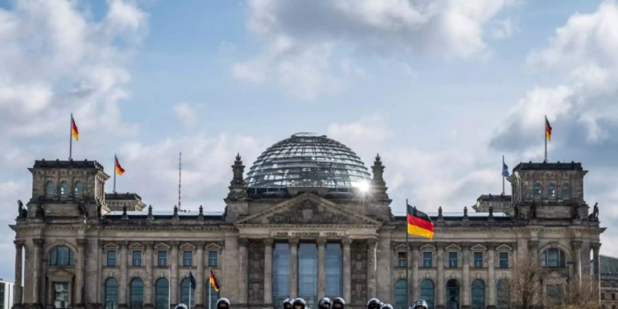 Polizeikräfte vor dem Reichstag