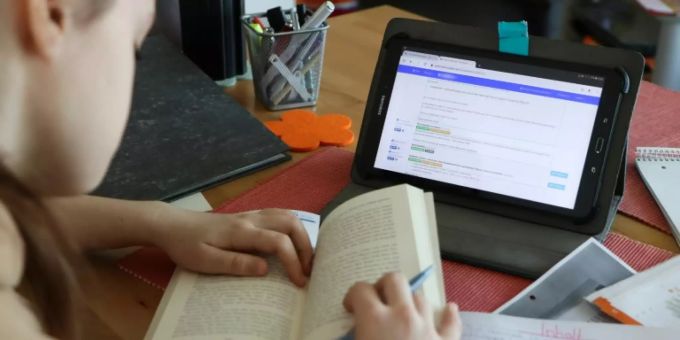 Schüler beim Homeschooling Homeschooling