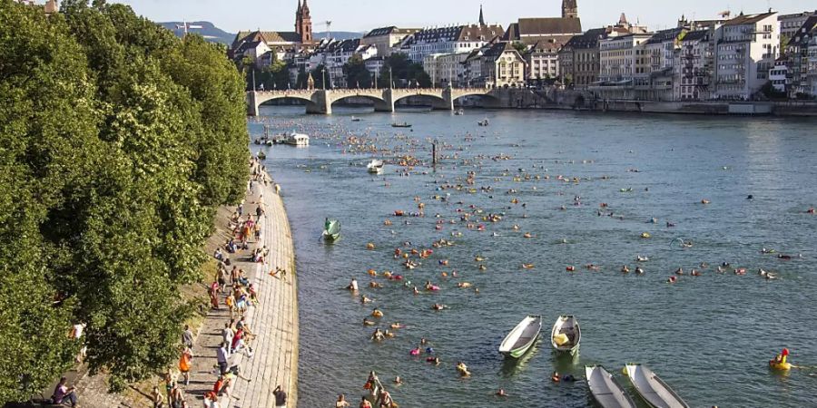 Badeplausch am Rhein in Basel: 81,5 Prozent aller im Jahre 2020 analysierten Schweizer Badegewässer haben gemäss einer EU-Studie eine «genügende» bis «ausgezeichnete» Wasserqualität. (Archiv)