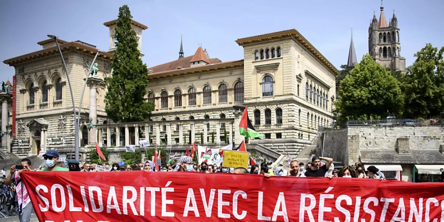Etwa 200 Personen haben am Samstag in Lausanne ihre Solidarität mit dem palästinensischen Volk ausgedrückt.