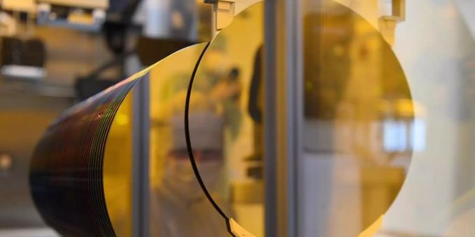 Ein Mitarbeiter spiegelt sich während eines Presserundgangs in der neuen Halbleiterfabrik von Bosch im Reinraum in einem 300-Millimeter-Wafer. Foto: Robert Michael/dpa-Zentralbild/dpa Ein Mitarbeiter spiegelt sich während eines Presserundgangs in der neuen Halbleiterfabrik von Bosch im Reinraum in einem 300-Millimeter-Wafer. Foto: Robert Michael/dpa-Zentralbild/dpa