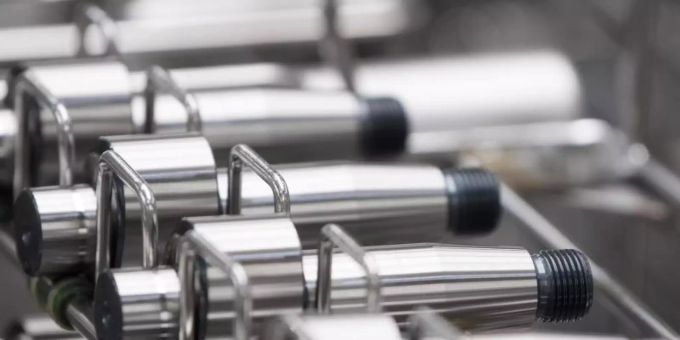 Nockenwellen liegen in der Produktion eines Automobilzulieferers auf einem Gestell. industrie