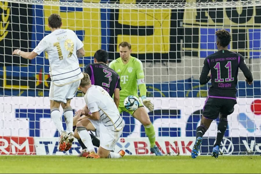 Die entscheidende Szene: Marcel Gaus (l.) scheisst Saarbrücken zum 2:1-Sieg gegen die Bayern.