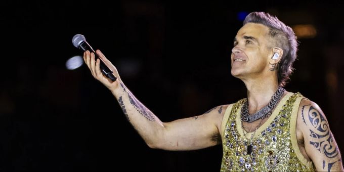 Nicht allein durch körperliche Bewegung und gesunde Ernährung nahm Robbie Williams ab. Eine Fett-weg-Spritze half ihm dabei. robbie williams