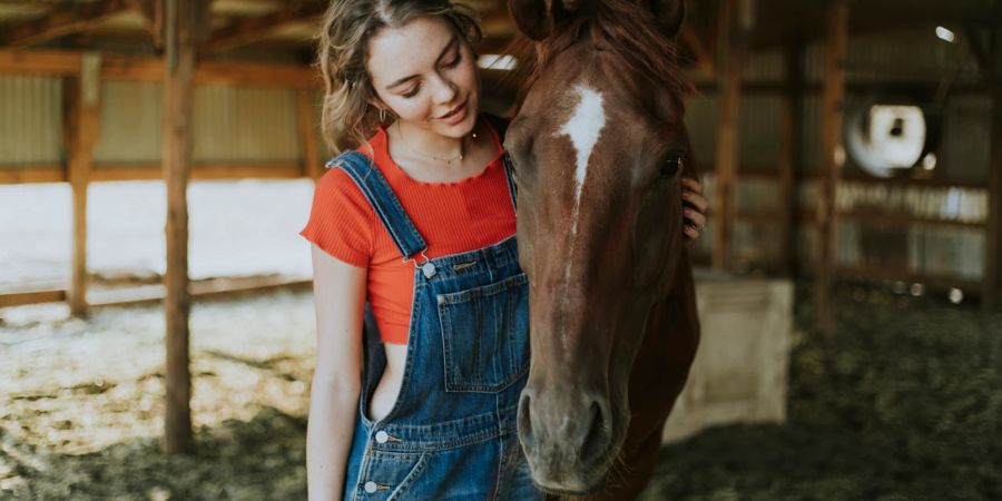 Frau mit Pferd