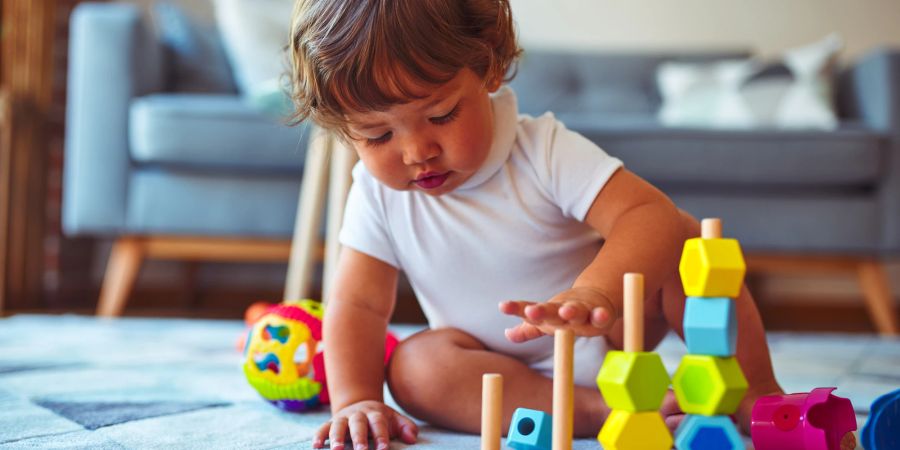 Kleinkind mit Spielzeug