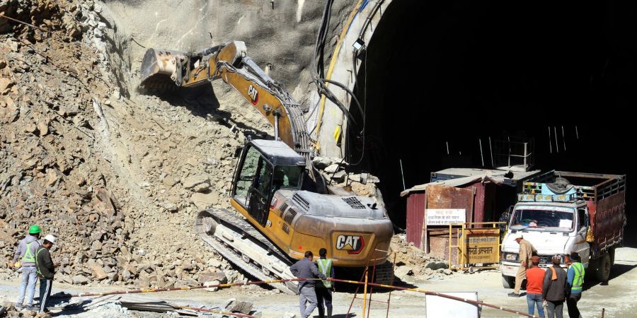 Ein Bagger arbeitet am Eingang des Strassentunnels, der eingestürzt ist.