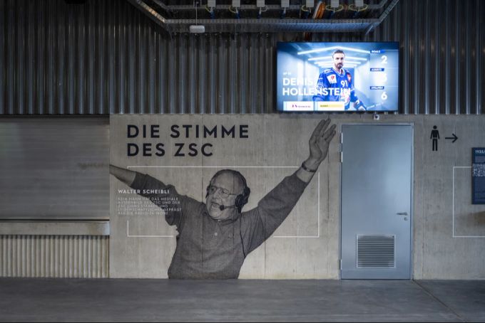 Ein Bild von Walter Scheibli im Zugangsbereich für Zuschauende in der Swiss Life Arena. (KEYSTONE/Christian Beutler)